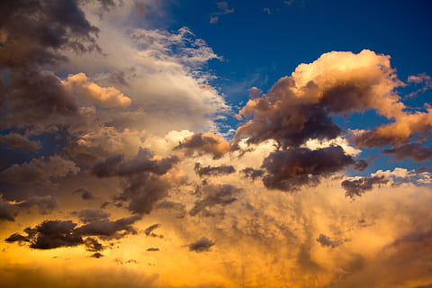 fotografia de núvols, núvols, aire, tempesta, taronja, blau, cel blau, núvol, cels, cel, imminent, núvol - cel, posta de sol, bellesa a la natura, escenics - natura, cloudscape, cel dramàtic, medi ambient, naturalesa, tranquil·litat, atmosfera, llum solar, fons, cap gent, color vibrant, escena tranquil·la, color taronja, idíl·lic, a l'aire lliure, vent, sol, resum, brillant, 2K, CC0, domini públic, lliure de regalies