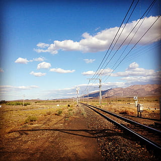 Zug, Himmel, Wolken, Wüste, Schiene, Eisenbahn, Reise, Spur, Fernbedienung, wolke - himmel, Schienenverkehr, Bahngleis, Elektrizität, Kabel, Transport, Stromleitung, Natur, Technologie, Netzteil, Strommast, Verbindung, Landschaft, keine Leute, Tag, Umgebung, Kraftstoff- und Stromerzeugung, abnehmende Perspektive, draußen, 1080P, CC0, gemeinfrei, lizenzfrei