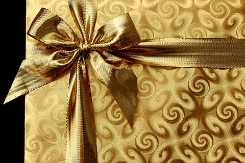 cinta d'or, regal, Caixa, present, fons, recreació, cinta, nas, Nadal, aniversari, imprès, decoració, paquet, sorpresa, celebració, daurat, rares, dia, Sant Valentí, vermell, la croada, luxe, fusta, groc, temporada, amor, curs, patró, primer pla, disseny, cap gent, a l'interior, tèxtil, natura morta, motiu floral, cinta: objectes de cosir, artesania, detall, ornamentat, sol objecte, art i artesania, 4K, CC0, domini públic, lliure de regalies