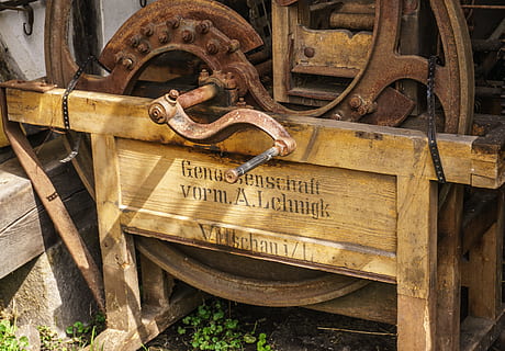 Maschine, Dreschen, alte Maschine, Defekt, verrostet, ausgeschaltet, Wrack, rostfrei, zerstört, Korrosion, gebrochen, Metall, keine Leute, Holz - Material, rostig, Text, Transport, alt, Tag, Maschinen, Transportmittel, westliche Schrift, Kommunikation, Nahansicht, Verbindung, verlassen, draußen, Nummer, Industrie, Landfahrzeug, Rad, 5K, CC0, gemeinfrei, lizenzfrei