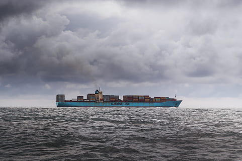 foto, blauw, vrachtschip, lichaam, water, dag, houder, schip, hemel, wolken, donker, weer, regenen, wild, ruw, verzendcontainer, lading, exporteren, vracht, industrie, vervoer, vervoer-, Verzenden, haven, bedrijf, industrieel, handel, opslagruimte, goederen, zee, importeren, massa, dok, bezig met laden, logistiek, Internationale, terminal, vrachtvervoer, vrachtcontainer, nautisch schip, industrieel schip, containerschip, wijze van transport, wolk - lucht, architectuur, natuur, buitenkant van het gebouw, ingebouwde structuur, gebouw, geen mensen, buitenshuis, bewolking, passagiersvaartuigen, 4K, CC0, publiek domein, royaltyvrij