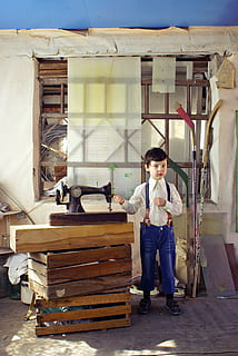 rústico, Garoto, máquina de costura, celeiro, paisagem rural, menino europeu, criança pequena, um bebê fofo, despensa, caixas, comprimento total, vista frontal, uma pessoa, olhando para a câmera, retrato, sentado, roupa casual, pessoas reais, homens, criança, assento, machos, dia, infância, Rapazes, madeira - material, arquitetura, adulto jovem, 4K, CC0, domínio público, royalty free