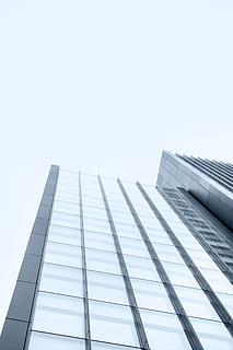 fotografía de bajo ángulo, vaso, alto, edificio de subida, luz del sol, construcción de paneles de vidrio, ángulo bajo, fotografía, edificio alto, reflexión, arquitectura, edificio, fachada, cielo, rascacielos, edificio de oficinas, ventana, negocio, moderno, material de vidrio, estructura construida, azul, exterior del edificio, escena urbana, futurista, industria de construccion, torre, distrito centro, acero, edificio de oficinas exterior, vista de ángulo bajo, cielo limpio, altura maxima, nadie, copia espacio, día, ciudad, oficina, naturaleza, al aire libre, directamente debajo, 5K, CC0, dominio público, libre de derechos