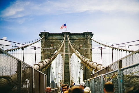 bandera estadounidense, arquitectura, puente, ciudad, cerca, bandera, al aire libre, gente, cielo, puente de Brooklyn, nueva York, Brooklyn, Nueva York, manhattan - ciudad de nueva york, puente - estructura hecha por el hombre, Estados Unidos, puente colgante, lugar famoso, estado de Nueva York, patriotismo, estructura construida, destinos de viaje, conexión, exterior del edificio, turismo, nube - cielo, viaje, naturaleza, grupo de personas, día, libertad, icono nacional, independencia, gobierno, paisaje urbano, 2K, CC0, dominio público, libre de derechos
