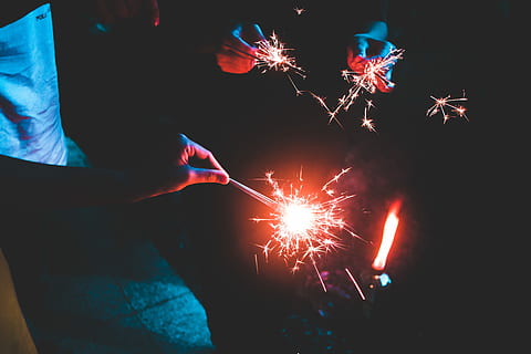 persones que sostenen brillants, primer pla, foto, sparklers, focs artificials, llum, sparkler, independència, espurna, festa, foc, celebració, nit, jove, la vida, persona, creatiu, moviment, il·luminat, brillant, moviment borrós, cultura i entreteniment artístic, espurnes, esdeveniment, mà, mà humana, cremant, gent, exposició llarga, adult, focs artificials - objecte fet per l'home, exhibició de focs artificials, 5K, CC0, domini públic, lliure de regalies