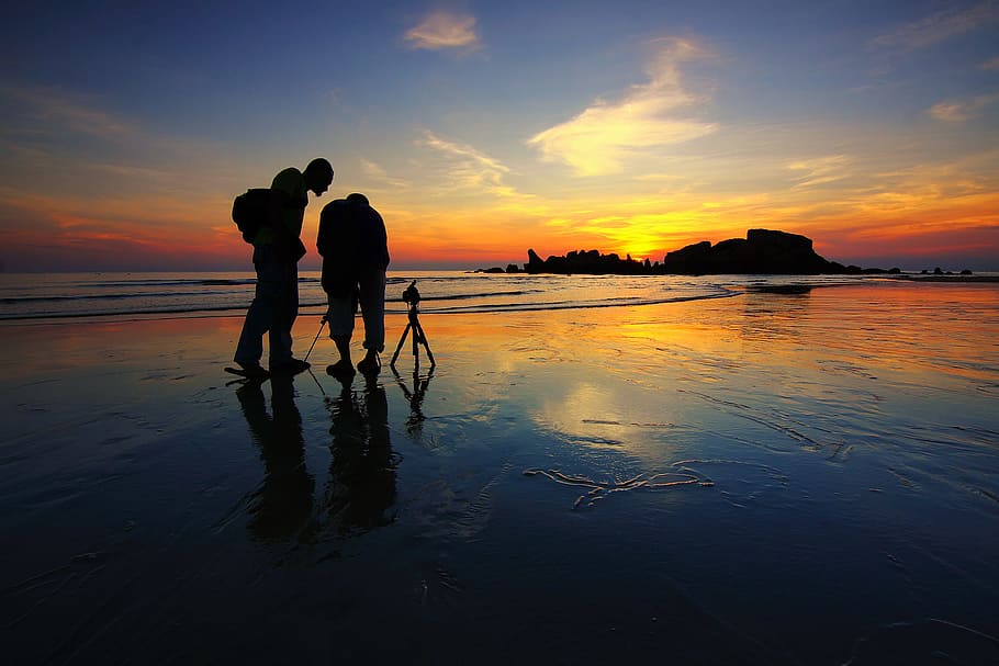 Meer, Dämmerung, Landschaft, Natur, Strand, Wolken, Ozean, draußen, Menschen, Reflexionen, Sand, seelandschaft, Himmel, besonderer Moment, Sonne, Sonnenuntergang, Stativ, Wasser, Reflexion, zwei Menschen, Silhouette, echte Menschen, wolke - himmel, Schönheit in der Natur, Land, Zusammengehörigkeit, Frau, Freizeitbeschäftigung, Erwachsene, Szenen - Natur, Lebensstile, positive Emotionen, Paar - Beziehung, 1080P