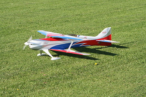 avion, modelare, pasiune, iarbă, plantă, Culoarea verde, zi, teren, camp, natură, nici o persoana, lumina soarelui, vehiculul aerian, în aer liber, absență, transport, mijloc de transport, creştere, vedere în unghi mare, umbră, gol, culoare alba, 2K, CC0, domeniu public, fără drepturi de autor