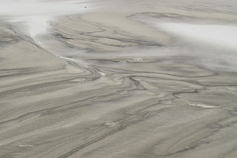 Sand Muster, Wüstenfeld, Sand, Düne, Schlucht, Wolke, Wüste, Landschaft, Küste, trocken, Welle, Berg, wafe, sonnig, Ufer, Reise, keine Leute, Land, Umgebung, Natur, Hintergründe, Vollbild, Muster, Ruhe, High Angle View, Tag, Szenen - Natur, Wasser, draußen, Nicht-städtische Szene, Schönheit in der Natur, Luftaufnahme, Klima, trockenes Klima, Verschmutzung, 5K, CC0, gemeinfrei, lizenzfrei
