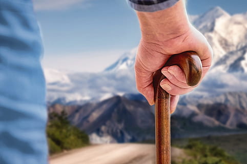 Berge, drittes Alter, alter Mann, Wandern, Gehstock, Berg, Landschaft, Natur, Alpen, menschliche Hand, menschliches Körperteil, Hand, eine Person, Fokus auf den Vordergrund, Männer, Gebirge, Körperteil, halten, Nahansicht, Tag, Szenen - Natur, echte Menschen, menschlicher Finger, Freizeitbeschäftigung, draußen, Finger, menschliches Glied, 1080P, CC0, gemeinfrei, lizenzfrei