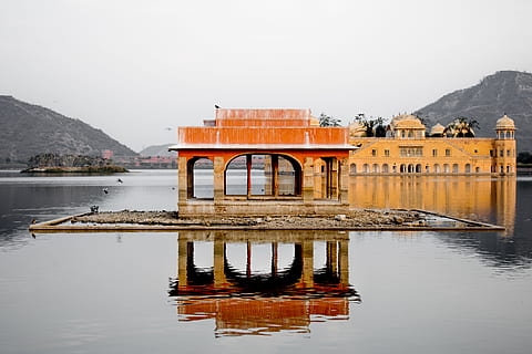 marrón, hormigón, edificio, rodeado, agua, tiempo de día, estructura de hito marrón, crujiente, reflexión, río, templo, arquitectura, arquitectura y edificios, lugares de viaje, estructura construida, lago, puente - estructura hecha por el hombre, montaña, cielo, exterior del edificio, destinos de viaje, frente al mar, naturaleza, transporte, viaje, día, nadie, turismo, cielo limpio, cordillera, 5K, CC0, dominio público, libre de derechos
