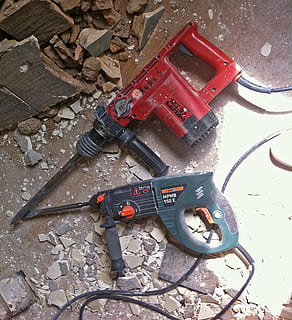 rosso, blu, utensili elettrici, trapano a percussione, scalpello, detriti, posto, costruire macerie, demolizione, rovinare, schianto, lavoro, demolito, nuovo inizio, bauruine, architettura, strappare, distruzione, atmosfera, rimuovere, utensili, insieme, costruzione, vigore, martello, industria di costruzioni, attrezzatura, strumento di lavoro, industria, trapano, vista dall'alto, metallo, macchinario, nessuno, tecnologia, fatto dall'uomo, giorno, avvicinamento, Oggetto creato dall'uomo, connessione, valutare, parte della macchina, all'aperto, strumento, natura morta, strumento a mano, comunicazione, metro - strumento di misura, 1080P, CC0, dominio pubblico, privo di copyright