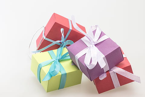 vier Geschenkboxen, Geschenk, Kisten, Geschenke, Pakete, gemacht, Schleife, Paketschleife, Weihnachten, Weihnachtsdekoration, geben, Advent, verpackt, Geschenkverpackung, Überraschung, Muttertag, Kindergeburtstag, Geburtstag, Dekoration, Freude, bunt, Farbe, Kasten - Behälter, Feier, Band, Bogen, Geschenkbox, isoliert, keine Leute, weißer Hintergrund, Paket, rot, Urlaub, Farbbild, gebundener Bogen, Band - Nähartikel, Geschenkpapier, eingewickelt, Studioaufnahme, Box, Weihnachtsgeschenk, Container, Papier-, ausgeschnitten, Geburtstagsgeschenk, drinnen, 4K, CC0, gemeinfrei, lizenzfrei