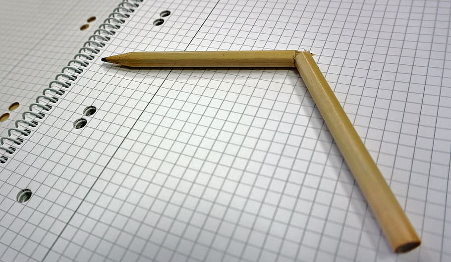 trencat, groc, llapis, blanc, gràfic de paper, gargots, dibuixar, premeu cap amunt, paper, primer pla, cap gent, a l'interior, tir de l'estudi, paper folrat, aprenentatge, negocis, fons blanc, quadern d’espiral, matemàtiques, bloc de notes, vista d’angle alt, dos objectes, educació, natura morta, grup d'objectes, quadrícula, quatre objectes, tres objectes, directament a sobre, 4K