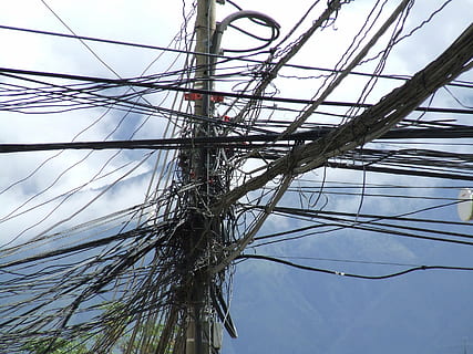 elektriciteit, bedrading, kabels, kabel, hoogspanningslijn, verbinding, ingewikkeldheid, stroomvoorziening, hoogspanningsmast, hemel, lage hoekweergave, geen mensen, technologie, brandstof en stroomopwekking, natuur, dag, verwarde, boom, fabriek, buitenshuis, pool, tak, elektrische apparatuur, telefoonlijn, chaos, 2K, CC0, publiek domein, royaltyvrij