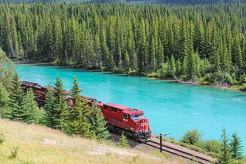 vermell, tren, el pas, ferrocarrils, motor, arc de riu, banff, alberta, Canadà, bosc, muntanya, transport, ferrocarril, vell, locomotora, rail, retro, pista, vintage, acer, indústria, tecnologia, industrial, poder, clàssic, ferro, màquina, viatjar, rodes, metall, enorme, maquinària, mecànica, equipament, riu, escènic, aqua, blau, a l'aire lliure, país, naturalesa, groc, verd, turó, natural, herba, prat, sol, assolellat, llum solar, temporada, brillant, rural, paisatge, terra, camp, cel, estiu, escenics, arbre, planta, bellesa a la natura, manera de transport, escenics - natura, aigua, tranquil·litat, dia, escena no urbana, escena tranquil·la, color verd, cap gent, color turquesa, llac, idíl·lic, pi, arbre de coníferes, bosc de pi, 4K, CC0, domini públic, lliure de regalies