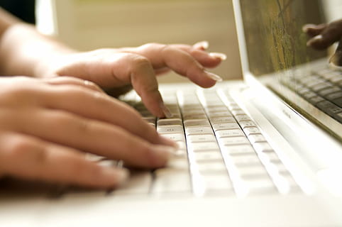 Person, die Laptop verwendet, pc, Computer, Bildschirm, Desktop-Computer, Geschäft, Geschäftsfrau, junge Frau, Mädchen, Netz, Internet, Ausrüstung, Technologie, Arbeit, Innenministerium, Büro, Tastatur, Maus, schreiben, studieren, Studien, Student, Digital, Arbeitsplatz, Fall, Apfel, Organisation, Marketing, benennen, Konzept, Elektronik, Surfen, Kommunikation, Verbindung, Unternehmen, Tippen, Computer Tastatur, Laptop, menschliche Hand, Arbeiten, menschlicher Finger, Nahansicht, Computerschlüssel, Menschen, Hand, menschliches Körperteil, kabellose Technologie, Computerausrüstung, mit laptop, Körperteil, eine Person, Erwachsene, selektiver Fokus, Finger, Computer benutzen, 2K, CC0, gemeinfrei, lizenzfrei