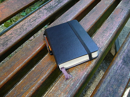 not defteri, Personel, bellek, ahşap malzeme, insansız, kapatmak, açık havada, gün, yayın, kitap, yüksek açılı görünüş, natürmort, tablo, Ciltli kitap, Eğitim, içeriye, yığın, Edebiyat, bilgelik, Desen, oturma yeri, deri, kahverengi, 2K, CC0, kamu malı, telif ücretsiz