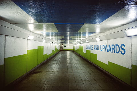 loft, tom, entre, lys, retning, undergrundsbane, vejen frem, arkitektur, belyst, indendørs, offentlig transport, belysningsudstyr, tunnel, faldende perspektiv, bygget struktur, ingen mennesker, murbygningsfunktion, transportmidler, gulve, grøn farve, meddelelse, sti, fluorescerende lys, fodgængertunnel, underjordiske gangbro, flisebelagt gulv, lang, 4K, CC0, offentligt domæne, royaltyfrie