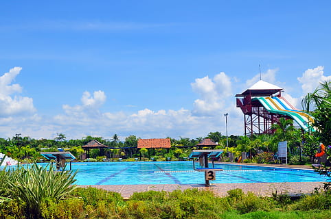 giro, piscina, Java centrale, la piscina, blu, acqua, cielo, giorno, all'aperto, albero, pianta, architettura, natura, attività di svago, struttura costruita, stili di vita, nuvola - cielo, erba, persone reali, esterno dell'edificio, uomini, persone, terra, bellezza nella natura, 4K, CC0, dominio pubblico, privo di copyright
