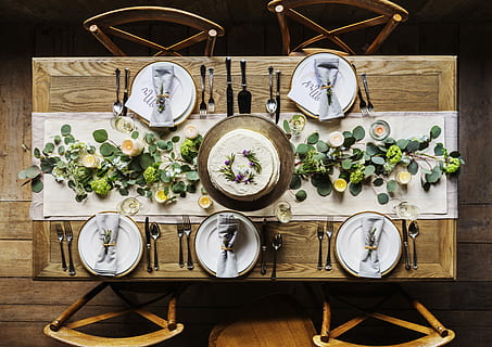 dinnerware på bordet, bord, flatlay, overliggende, indstilling, plader, bestik, aftensmad, middag indstilling, sted indstilling, stole, kage, serviet, stearinlys, fancy, indendørs, direkte over, ingen mennesker, mad og drikke, træ - materiale, friskhed, valg, variation, stilleben, mad, sund kost, grøntsag, høj vinkel visning, køkkenredskaber, beholder, dag, arrangement, plante, forberedelse, 5K, CC0, offentligt domæne, royaltyfrie