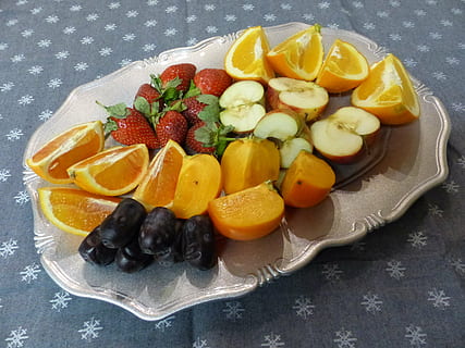 Fruta, barril, lona, mesa, colores, comida y bebida, comida, alimentación saludable, frescura, fruta de baya, fresa, naturaleza muerta, bienestar, vista de alto ángulo, nadie, rebanada, variación, Fruta cítrica, elección, kiwi, color naranja, adentro, naranja, kiwi - fruta, ensalada de frutas, 4K, CC0, dominio público, libre de derechos