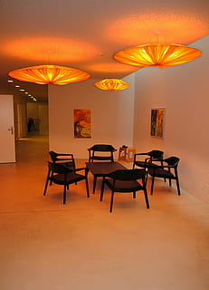 lys, belysning, loftlamper, orange, siddepladser arrangement, venteværelse, klinik barmelweid, bord, indendørs, sæde, ingen mennesker, orange farve, stol, arkitektur, fravær, belysningsudstyr, bygget struktur, loft, murbygningsfunktion, tom, møbel, belyst, gulve, forretning, hjemlige værelse, hjem interiør, bygning, elektrisk lampe, luksus, 2K, CC0, offentligt domæne, royaltyfrie