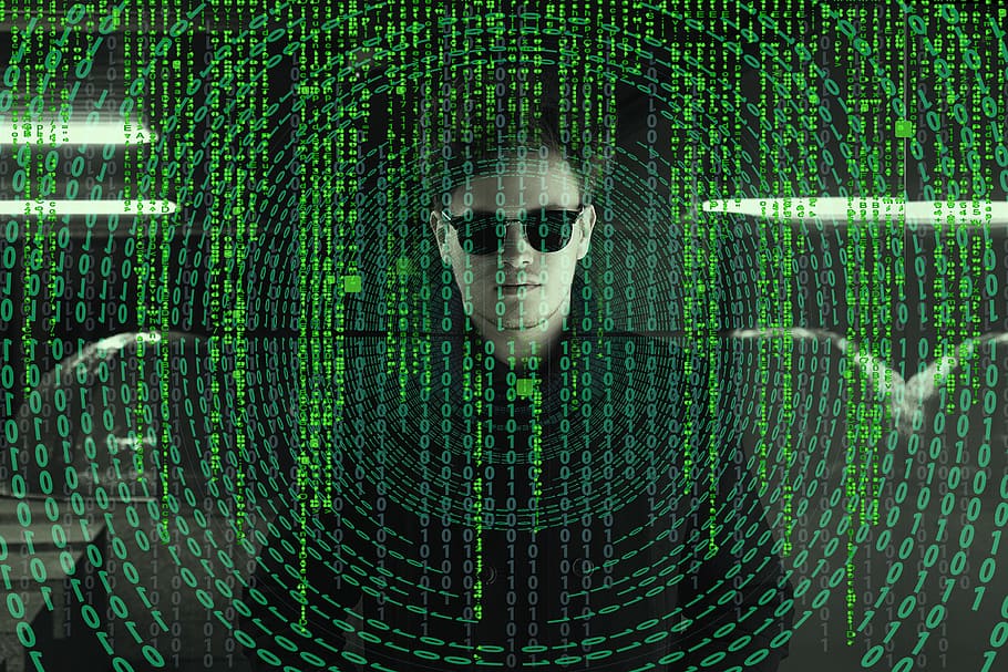 home, portar, negre, camisa de vestir, digital, fons de pantalla, matriu, comunicació, programari, PC, virus, ordinador, codi, codi font, malware, en línia, temps, pagar, hores, rellotge, xarxa, xoc, seguretat, administrador, atac, sistema operatiu, paraula de codi, virus informàtics, virus informàtic, dades, intercanvi de dades, robatori de dades, programa, programació, calculadora, protecció, segur, espionatge, tecnologia, troià, lliurament, nom d’usuari, creació de xarxes, protecció contra virus, web, finestres, ciberespai, Internet, tecnologia sense fils, compost digital, xarxa d’ordinadors, futurista, color verd, mirant la càmera, connexió, retrat, codi binari, una persona, vista frontal, part del cos humà, tirada al cap, part del cos, hacker informàtic, resum, rostre humà, complexitat, delicte informàtic, 5K