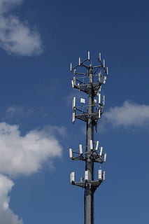 torre cellulare, cielo, nuvole, tecnologia, antenna, comunicazione, Telefono, Rete, cellulare, Radio, blu, telecomunicazione, trasmettitore, senza fili, segnale, trasmettere, metallo, stazione, emittente, connessione, albero, globale, attività commerciale, informazione, nuvola - cielo, Inquadratura dal basso, natura, nessuno, giorno, struttura costruita, antenna - aerea, apparecchiature di telecomunicazione, all'aperto, architettura, Torre, proiettore, comunicazioni globali, meteorologia, 2K, CC0, dominio pubblico, privo di copyright