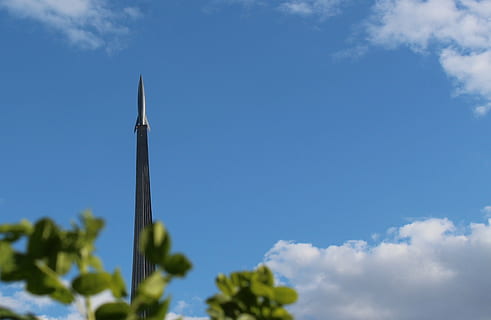 Rakete, Monument, starten, Flug, die Büsche, Himmel, blauer Himmel, Museum, Raumfahrt, wolke - himmel, Natur, Wachstum, Tag, Blau, Schönheit in der Natur, keine Leute, Flachwinkelansicht, Pflanze, draußen, Ruhe, kopieren sie platz, Sonnenlicht, Umgebung, Blatt, Szenen - Natur, Frische, Landwirtschaft, Pflanzenteil, 2K, CC0, gemeinfrei, lizenzfrei