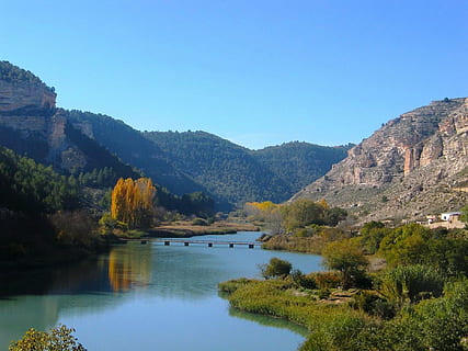 calma, cuerpo, agua, rodeado, montañas, Chile, cielo, nubes, río, reflexiones, bosque, arboles, puente, naturaleza, fuera de, país, campo, escénico, verano, primavera, paisajes - naturaleza, árbol, montaña, belleza en la naturaleza, escena tranquila, tranquilidad, planta, lago, escena no urbana, cielo limpio, día, idílico, nadie, cordillera, azul, al aire libre, 720P, CC0, dominio público, libre de derechos