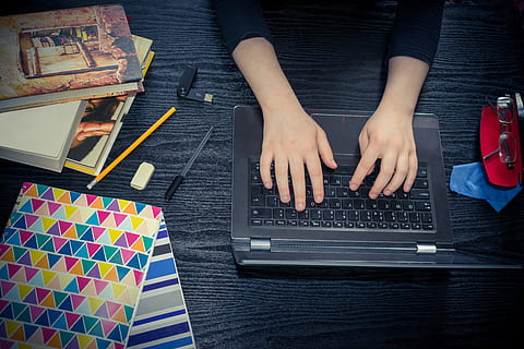 persoon, bezit, zwart, laptop computer, potlood, pen, student, moeilijk, lezen, denken, kennis, Universiteit, vrouw, boeken, aan het studeren, les, meisje, onderwijzen, tentamen, school-, bril, college, aan het leren, pennen, computer, laptop, notebooks, rubber, USB-stick, USB, geval, handen, houten bureau, hout, structuur, schoonmaakster, huiswerk, dagboek, werkplaats, huis, idee, werkend, leren, tafel, schrift, handschrift, kantoor, papierwerk, vingers, notitieboekje, pagina, bericht, een persoon, menselijke hand, hand-, binnenshuis, volwassen, creativiteit, meubilair, menselijk lichaamsdeel, bureau, technologie, hoge hoekmening, kunst en ambacht, bezetting, Draadloze technologie, echte mensen, ontwerp professional, laptop gebruiken, 5K, CC0, publiek domein, royaltyvrij