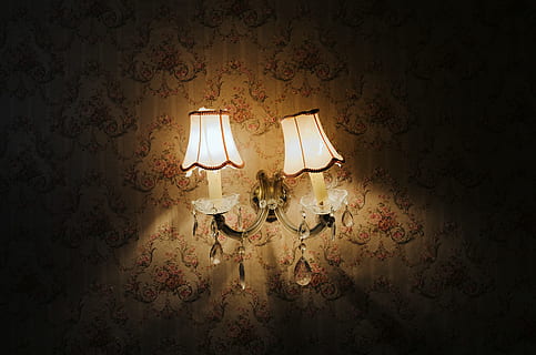 alte Wandlampe, alte Mauer, Lampe, Objekte, elektrische Lampe, Lichtanlage, beleuchtet, altmodisch, die Glühbirne, glühend, Elektrizität, drinnen, elektrisches Licht, Licht, Licht - natürliches Phänomen, keine Leute, Kerze, Leuchter, Wandbau - Funktion, Wohnraum, Muster, dunkel, Lampenschirm, Verbrennung, Blumenmuster, Leuchte, aufwendig, 4K, CC0, gemeinfrei, lizenzfrei
