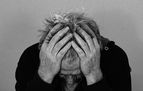 gråtonebillede, mand, sort, top, sorg, alene, at være alene, arketype, arketyper, ekspression, brænde ud, udmattet, depression, dramatisk, ego, ensomhed, følelsesmæssig, følelsesmæssigt, følelser, sygdom, ernst, frustration, mentalt, hjerte, hovedpine, krise, Kummer, human, problemer, psyke, psykiatri, psykiatrisk, Psychologie, psykologi, psykoterapi, kranium, smerte, sjæl, terapi, trist, ulykkelig, forlade, lukning, fortvivlelse, voksen, en person, hånd, portræt, emotion, forfra, depression - sorg, hovedskud, indendørs, følelsesmæssig stress, hoved i hænderne, bekymret, fortvivlet, skjult ansigt, menneskelig kropsdel, menneskeligt ansigt, herrer, kropsdel, håbløshed, forlegenhed, 4K, CC0, offentligt domæne, royaltyfrie