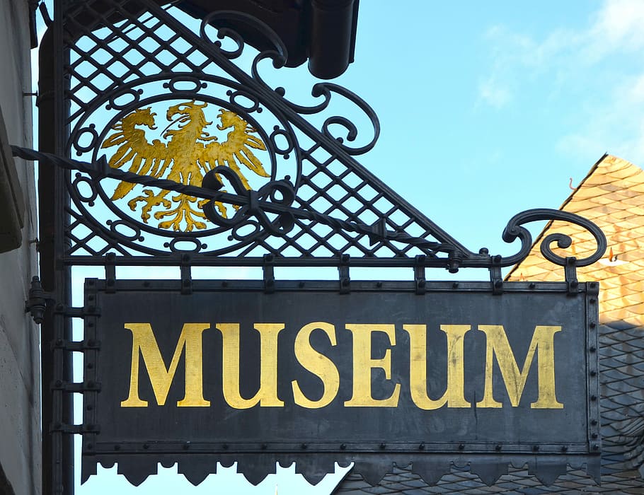 museu, escut, nota, nasal, escut nasal, escut d'armes, Adler, goslar, or, metall, ferro, informació, vell, casa, signe, arquitectura, lloc famós, exterior de l'edifici, text, dia, estructura construïda, ferro forjat, groc, comunicació, guió occidental, vista d’angle baix, cap gent, naturalesa, a l'aire lliure, cel, equips d’il·luminació, edifici, llum solar, lletra majúscula, ornamentat, 2K