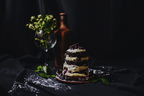 pastís de xocolata, superior, negre, superfície, pastisseria, marró, placa, blanc i negre, crema, tèxtil, clar, Copa de vi, menjar, pastís, baia, postres, ampolla de vi, gourmet, sopar, tir de l'estudi, ampolla, menjar i beguda, cap gent, fons negre, alcohol, menjar dolç, indulgència, dolç, frescor, temptació, a l'interior, llest per menjar, al forn, natura morta, menjar poc saludable, primer pla, xocolata, taula, vidre, 5K, CC0, domini públic, lliure de regalies