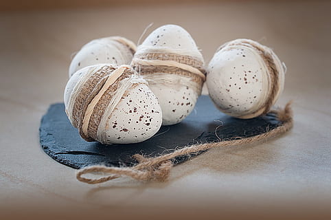 patru, alb, ouă, maro, masa, ou, oua de Paste, cositori, deco, decor, decorativ, materiale naturale, închide, alimente, mancare si bautura, grup de obiecte, în interior, prospeţime, natură moartă, nici o persoana, lemn - material, mâncat sănătos, simplitate, selectiv, ou animal, a închide, ingredient, pestriţ, Paști, model, culoare alba, 1080P, CC0, domeniu public, fără drepturi de autor