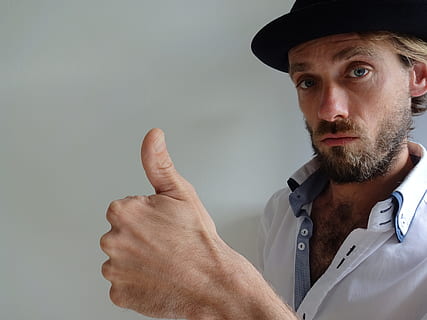duim, hoed, man, een persoon, portret, baard, hoofdschot, gezichtshaar, kleding, mannen, gebaren, bezetting, kijkend naar de camera, studio opname, binnenshuis, volwassen, op zoek, kopie ruimte, volgroeide volwassene, medio volwassen mannen, volwassen mannen, Lab jas, 4K, CC0, publiek domein, royaltyvrij