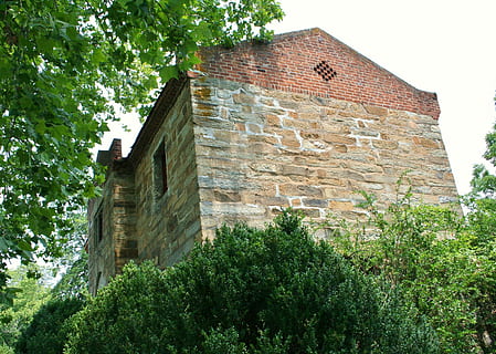 presó, vell, pedra, pedra, estructura, edifici, vell, pedra, estructura, museu, 1828, virginia, arbre, exterior de l'edifici, arquitectura, dia, cap gent, a l'aire lliure, estructura construïda, planta, vista d’angle baix, creixement, naturalesa, paret, color verd, història, el passat, maó, cel, paret de maó, paret de pedra, 2K, CC0, domini públic, lliure de regalies