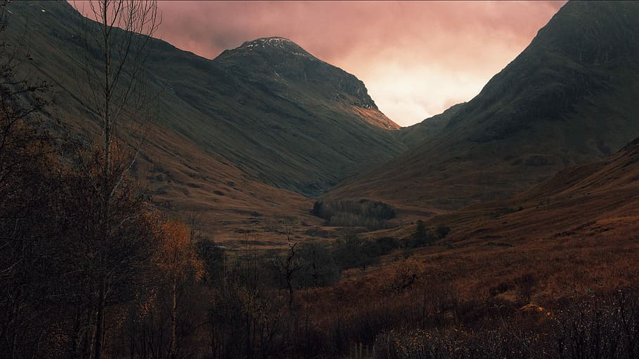 Marrone, montagna, tramonto, grigio, montagne, nuvoloso, cielo, valle, ruscello, fiume, albero, foresta, paesaggio, nube, cielo di zucchero filato, rosa, autunno, montanaro, Glencoe, scenics - natura, catena montuosa, ambiente, bellezza nella natura, natura, nessuno, terra, la tranquillità, scena non urbana, scena tranquilla, destinazioni di viaggio, all'aperto, pianta, idilliaco, 2K