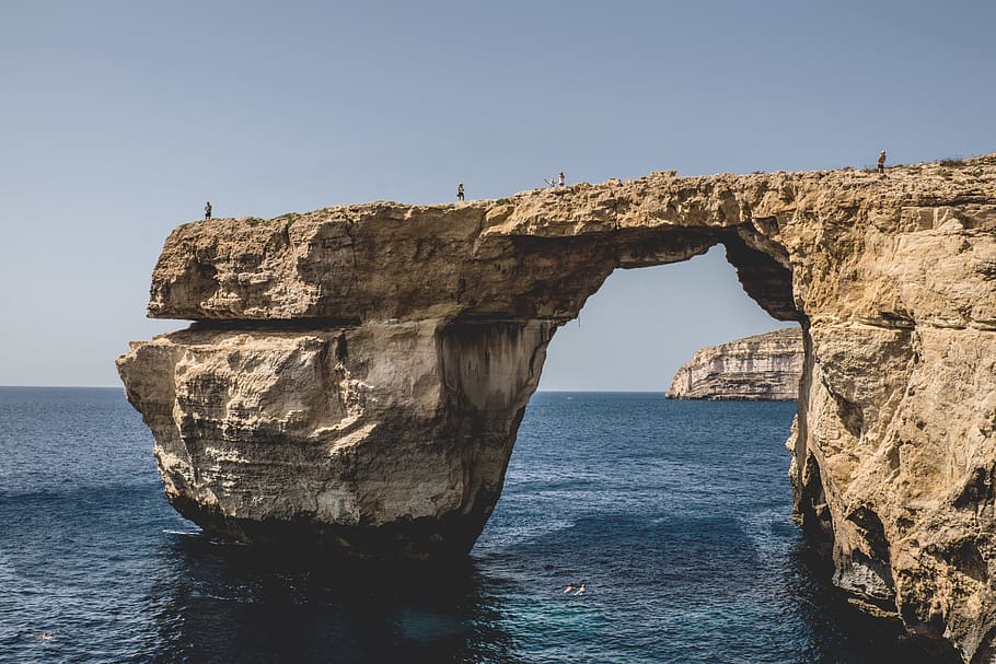 deniz, peyzaj, doğa, plaj, Defne, uçurumlar, Cliffside, sahil, kıyı şeridi, yüksek, boş, okyanus, açık havada, insanlar, yeniden yaratma, Kaya, kaya oluşumu, manzara, deniz manzarası, yaz, yüzme, turizm, seyahat, Su, kaya - nesne, katı, gökyüzü, kemer, doğal kemer, açık hava, manzaralar - doğa, doğada güzellik, gün, liman bölgesi, sakin sahne, insansız, arazi, su üzerinde ufuk, aşınmış, yığın kaya, 5K