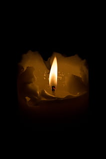 candela, luce, fiamma, fuoco, luce calda, calore, caldo, giallo, bruciare, ardente, fuoco - fenomeno naturale, calore - temperatura, in casa, illuminato, sfondo nero, avvicinamento, nessuno, buio, girato in studio, natura, fusione, raggiante, cera, attrezzatura per l'illuminazione, stanza domestica, copia spazio, luce del tè, lampada elettrica, luminosità, 2K, CC0, dominio pubblico, privo di copyright