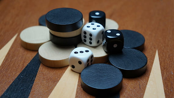 backgammon, brætspil, terning, strategi, spil kuffert, spil bord, træ - materiale, indendørs, fritidsspil, bord, ingen mennesker, tæt på, chance, gambling, sport, terninger, kunstkultur og underholdning, lempelse, fritidsaktivitet, mulighed, held, gruppe af objekter, høj vinkel visning, stilleben, skygge, medium gruppe af objekter, spil, 5K, CC0, offentligt domæne, royaltyfrie