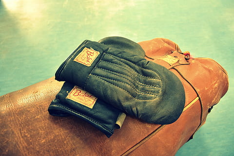 Paar, schwarz, Lederhandschuhe, Box, retro, Ausbildung, Handschuhe, Sport, Kuba, braun, Boxer, kämpfen, die Stärke der, keine Leute, Studioaufnahme, drinnen, Wasser, Nahansicht, Gerätetauchen, Tag, Fokus auf den Vordergrund, echte Menschen, eine Person, High Angle View, Kleidung, Rückansicht, Deckel, Sicherheit, Tabelle, Schutz, Natur, Stillleben, Tasche, persönliches Accessoire, Leder, Jeans, 5K, CC0, gemeinfrei, lizenzfrei