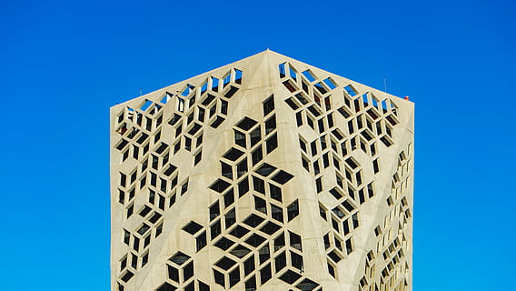 cubo di legno bianco, edificio grigio, architettura, costruzione, design, modello, blu, cordoba, argentina, cielo sereno, oggetto, assolo, colorato, beige, arte, Casa, cielo, esterno dell'edificio, struttura costruita, Inquadratura dal basso, giorno, moderno, nessuno, natura, città, luce del sole, edificio per uffici esterno, forma geometrica, all'aperto, finestra, forma, grattacielo, 5K, CC0, dominio pubblico, privo di copyright