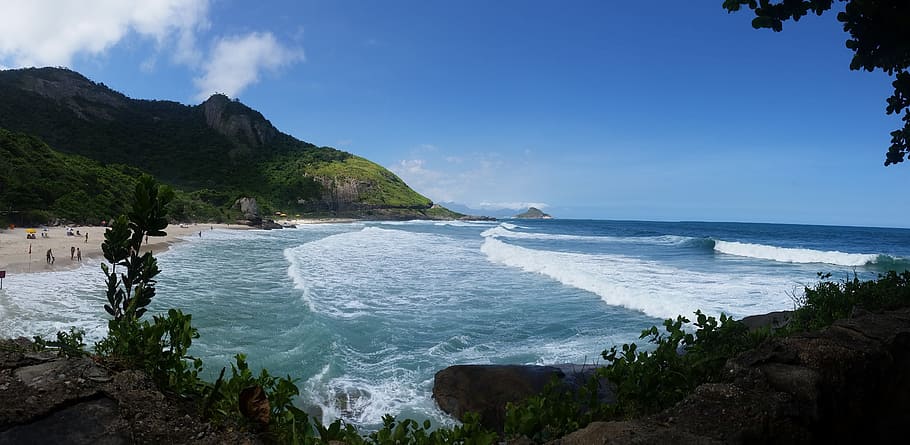 prainha, platja, onades, aigua, mar, terra, cel, escenics - natura, bellesa a la natura, moviment, onada, naturalesa, rock, esport, esport aquàtic, rock - object, línia de costa, sòlid, medi ambient, blau, destinacions de viatge, cap gent, horitzó sobre l’aigua, a l'aire lliure, badia, poder a la natura, 5K
