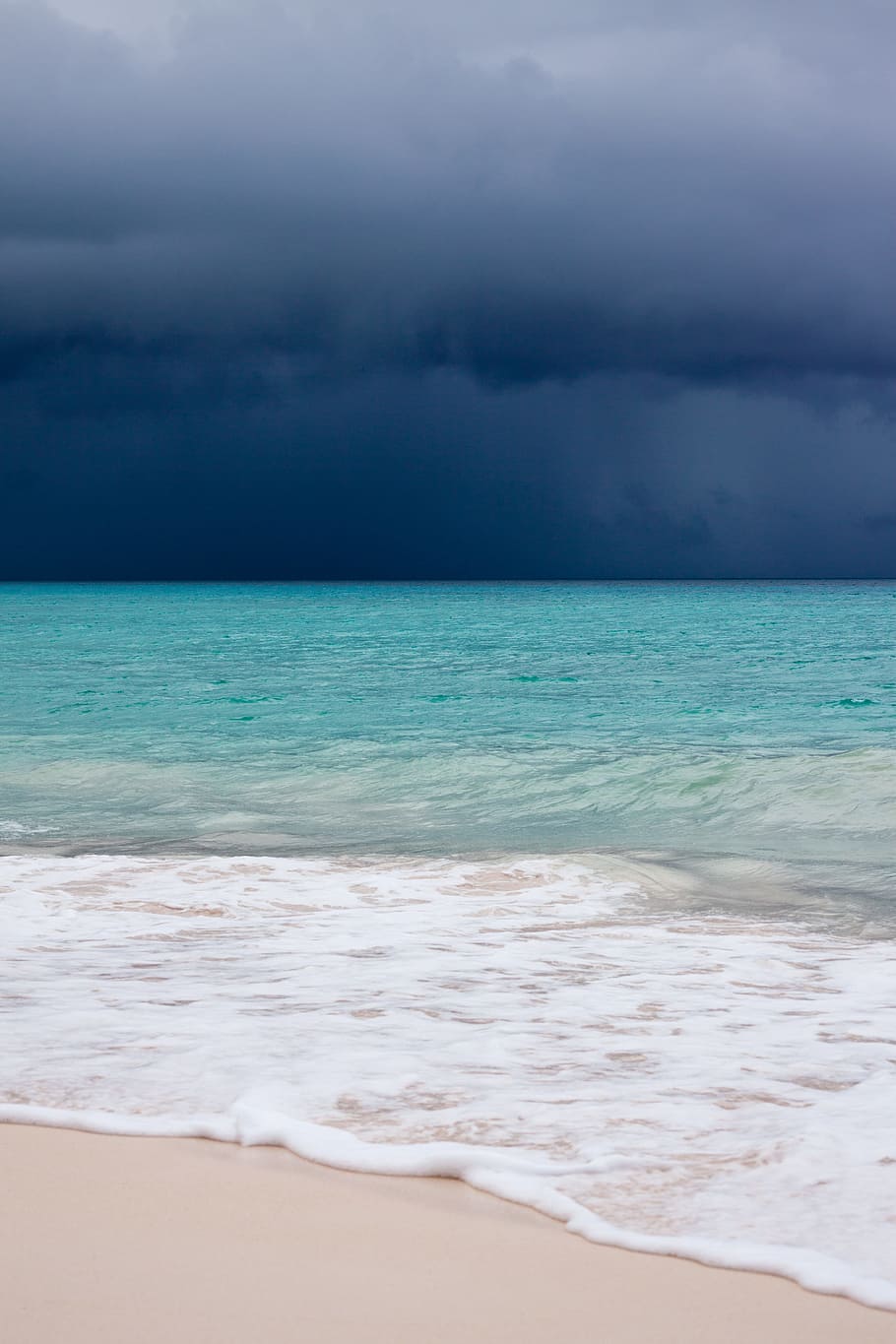 Blau, Weiß, Wolken, Sitz, Sand, weiße Wolken, Strand, Karibik, Wolkengebilde, Achtung, dunkel, Hurrikan, Monsun, Ozean, Regen, Meer, Ufer, Himmel, Tropensturm, Wasser, Wellen, Wetter, Natur, Sommer-, wolke - himmel, tropisches Klima, Welle, Küste, szenen, Urlaube, keine Leute, draußen, idyllisch, Landschaft, seelandschaft, Insel, Schönheit in der Natur, Tag, Reiseorte, Reiseziele, Horizont über Wasser, Land, Szenen - Natur, Horizont, ruhige Szene, Surfen, Ruhe, Wassersport, Bewegung, türkisfarben, 5K