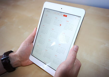 Weiß, anzeigen, Kalender Screenshot, ipad, Kalender, Bildschirmfoto, Tablette, Schreibtisch, Geschäft, Technologie, kabellose Technologie, Internet, Computer, digitale Tablette, Berührungsempfindlicher Bildschirm, menschliche Hand, Männer, Menschen, Computerbildschirm, halten, Laptop, eine Person, berühren, Kommunikation, Mobilität, drinnen, die Medien, menschliches Körperteil, Hand, Bildschirm, Verbindung, tragbares Informationsgerät, Daten, Smartphone, Mobiltelefon, Nahansicht, Finger, 4K, CC0, gemeinfrei, lizenzfrei