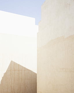 murs de formigó blanc, minimalista, malta, paret, textura, arquitectura, pastel, groc, fons, edifici, shadowplay, geometria, mínim, minimalisme, paret blanca, ciutat, pàl·lid, geomètric, forma geomètrica, detall arquitectònic, arquitectura mínima, estructura construïda, cap gent, exterior de l'edifici, dia, còpia espai, funció de construcció de parets, naturalesa, llum solar, a l'aire lliure, cel, Color blanc, cel clar, paper, vista d’angle baix, blanc, compost digital, 2K, CC0, domini públic, lliure de regalies