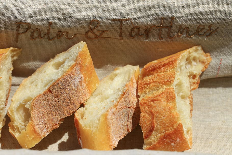 Brot, Scheibe, Brotscheiben, Lebensmittel, Essen und Trinken, Text, keine Leute, Frische, westliche Schrift, Kommunikation, Nahansicht, drinnen, gebacken, Stillleben, ungesunde Ernährung, Süßes Essen, Genuss, Wohlbefinden, französisches Essen, Gruppe von Objekten, Versuchung, Botschaft, Snack, 5K
