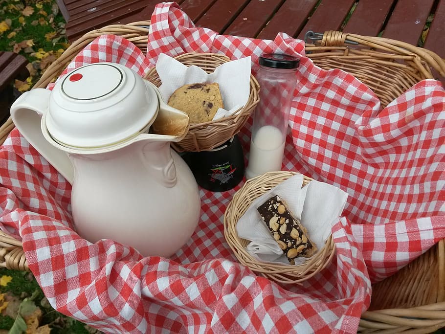 tetera de ceràmica blanca, pausa per prendre un cafè, cistella, cafè, patró comprovat, estovalles, menjar i beguda, llet, jar, vista d’angle alt, contenidor, drap, beure, menjar, tassa, frescor, cistella de pícnic, natura morta, estri de cuina, refresc, cap gent, taula, vímet, pícnic, vaixella, tetera, vidre, 2K